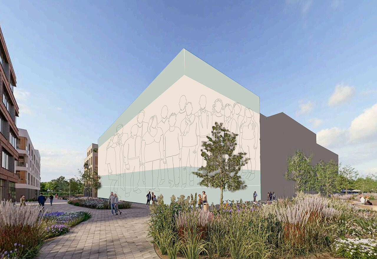 Moderner Platz mit gepflastertem Weg, Büschen, Bäumen und einem großen Gebäude mit einer angedeuteten Wandzeichnung von Menschen