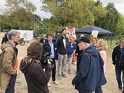 Gruppe von Menschen die sich unterhalten. Dabei werden sie gefilmt.