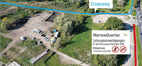 Luftaufnahme einer Baustelle mit Umleitungskarte, auf der ein blauer Ersatzweg und eine rote Vollsperrung markiert sind, daneben ein Schild mit dem Text 'WarnowQuartier Leitungsumverlegungen 13. April bis vorauss. September 2026 Vollsperrung 20. April bis August 2026'