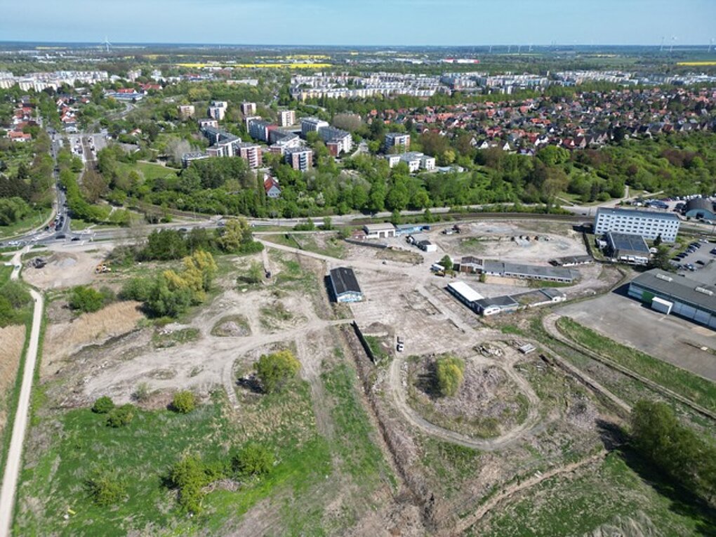 Luftaufnahme des Baulandes mit den angrenzenden Wohngebieten Dierkow und Toitenwinkel und viel Grün