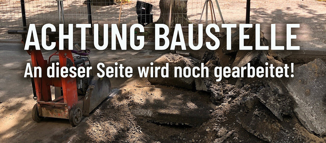 Baustellenschild mit der Aufschrift 'ACHTUNG BAUSTELLE! An dieser Seite wird noch gearbeitet!' vor einer Baustelle.