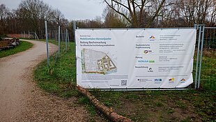 Bauplane am Gehweg mit Informationen zur Baumaßnahme WarnowQuartier.