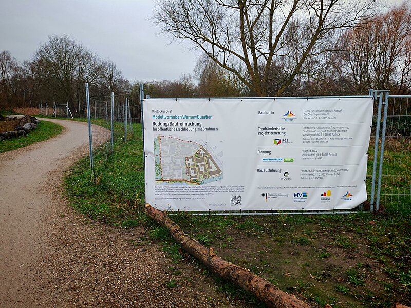 Bauplane am Gehweg mit Informationen zur Baumaßnahme WarnowQuartier.