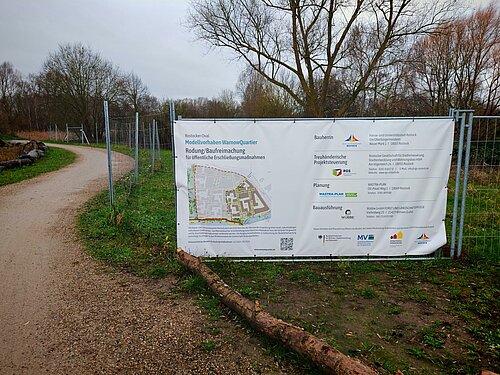 Bauplane am Gehweg mit Informationen zur Baumaßnahme WarnowQuartier.