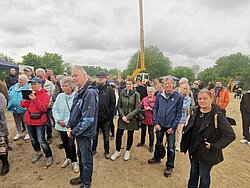 Eine Gruppe von Menschen steht im Freien.