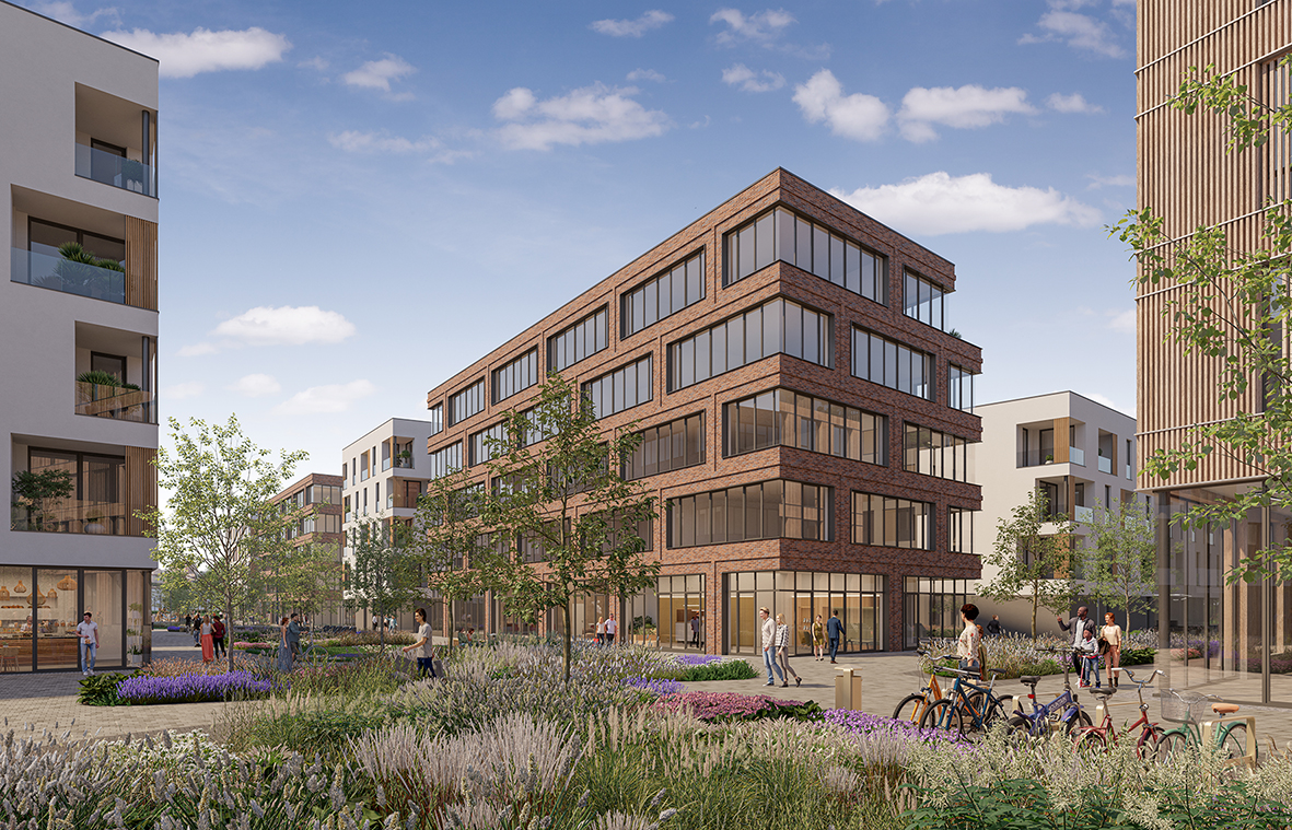 Mehrstöckiges Bürogebäude aus rotem Backstein mit großen Fenstern, umgeben von bepflanztem Innenhof und mehreren Personen auf Wegen und Sitzgelegenheiten.